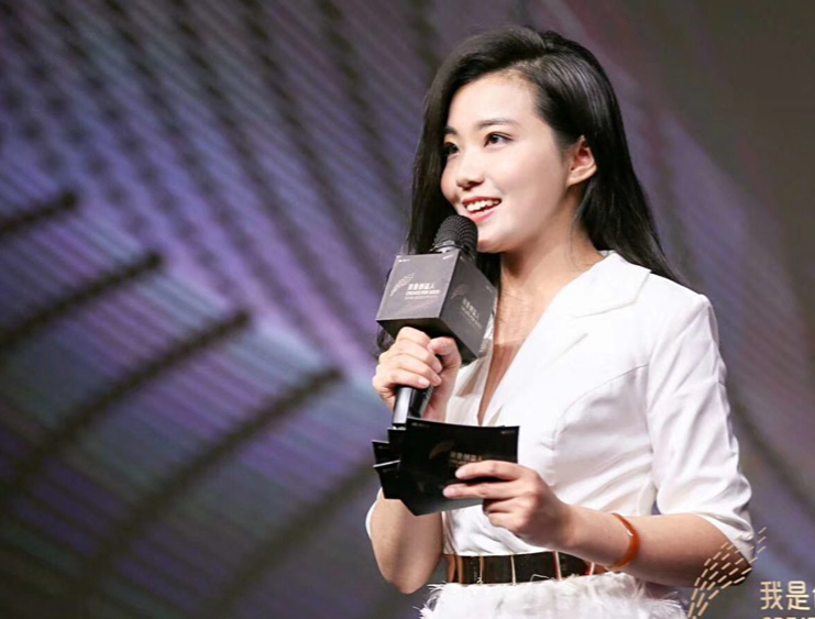 林淑龄深圳财经频道双语主持人